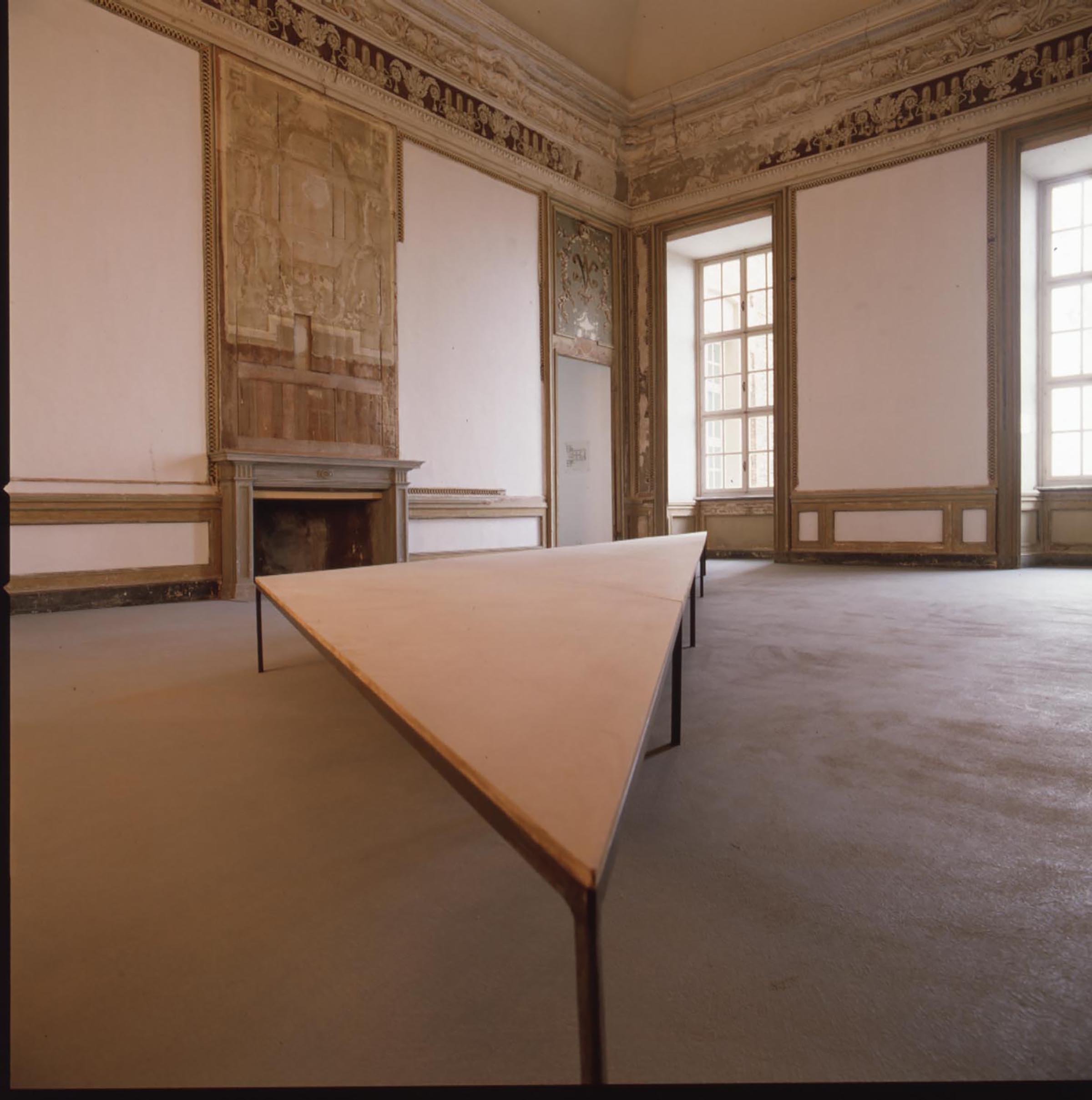 Mario Merz, Auf dem Tisch, der hineinstosst in das Herz, 1974